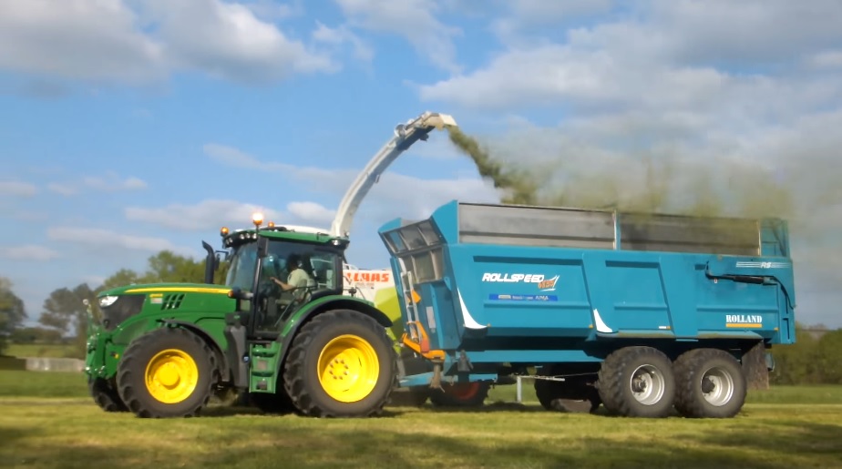 Ensilage 2017 avec John Deere 6145R et remorque rolland Agriculture