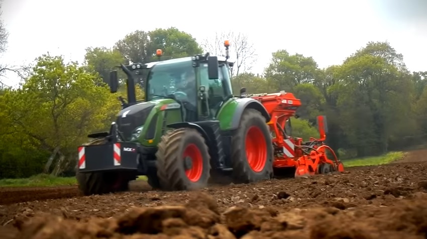 FENDT 716 S4 NATURAL GREEN I KUHN I Semis de maïs 2017 Mini agri22